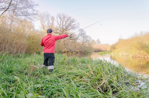 Pescatore Lancia Una Canna Spinning Nel Fiume Pesca Sportiva — Foto Stock