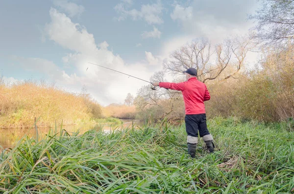 漁師は回転棒を川に投げ込む スポーツフィッシング — ストック写真