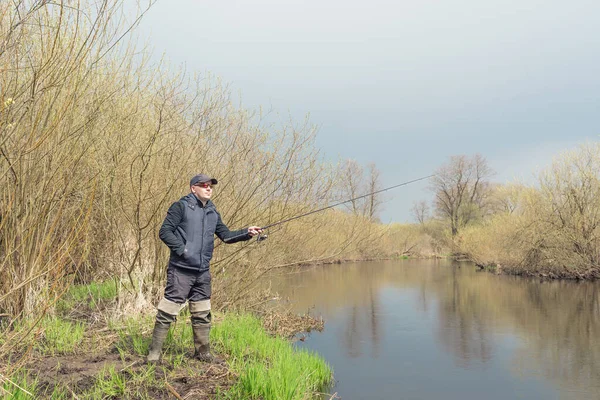 Homem Pescando Margem Rio Chuva — Fotografia de Stock