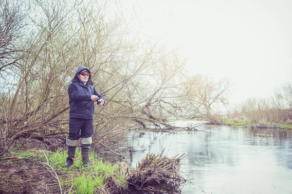 Άντρας Που Ψαρεύει Στην Όχθη Του Ποταμού Στη Βροχή — Φωτογραφία Αρχείου