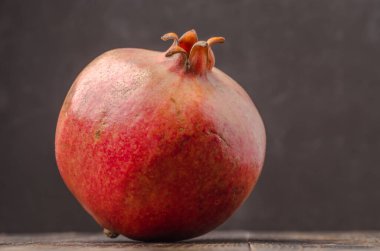 Kocaman kırmızı bir nar meyvesi. Olgun.