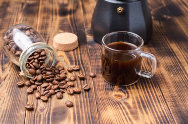 Tahta masadaki gayzer kahve makinesinde kahve yapmak..