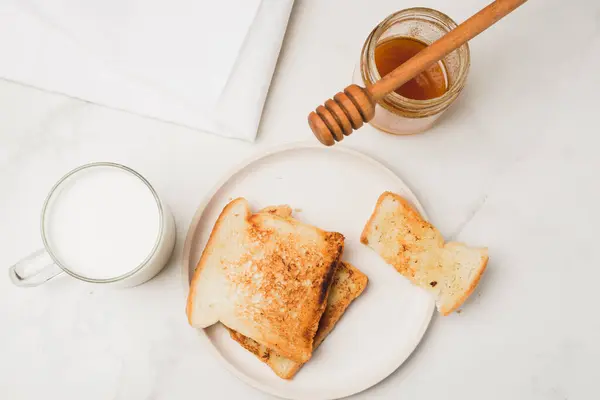 Croutons Para Café Manhã Com Mel Leite Fundo Branco Vista — Fotografia de Stock