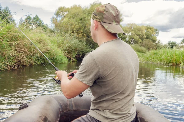 Joven Pescador Masculino Bote Con Caña Pescar Pescador Feliz Día —  Fotos de Stock