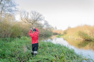 Balıkçı oltasını nehre atıyor. Sanny Day 'de balık avı. 
