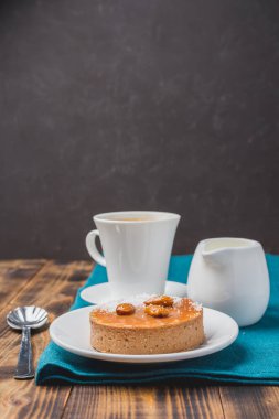 Bademli tatlı, sade kahve ve krema.