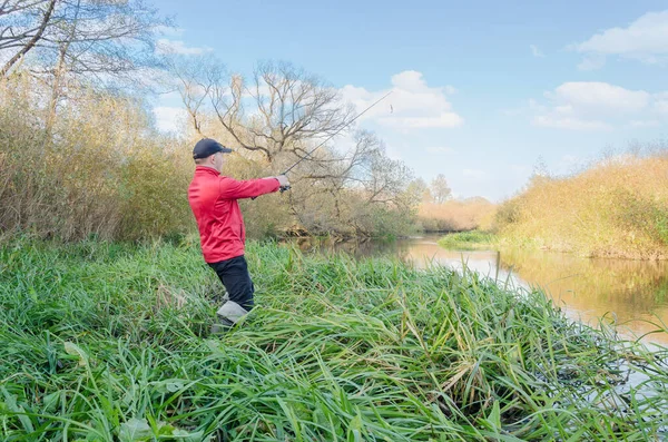 漁師は回転棒を川に投げ込む スポーツフィッシング — ストック写真