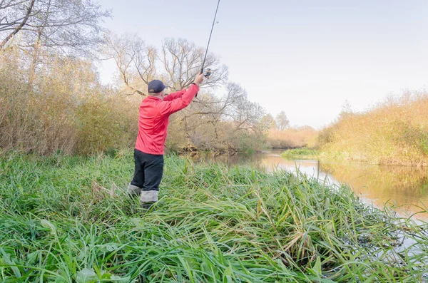 漁師は川に彼のラインを投げる 晴れた日のスポーツフィッシング — ストック写真