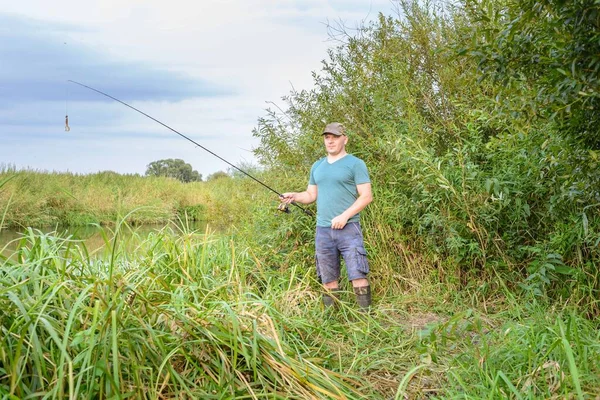 Чоловік Рибалить Березі Річки Спорт Відкритому Повітрі — стокове фото