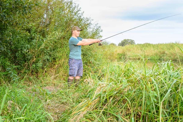 川の岸の男釣り アウトドアスポーツ趣味 — ストック写真