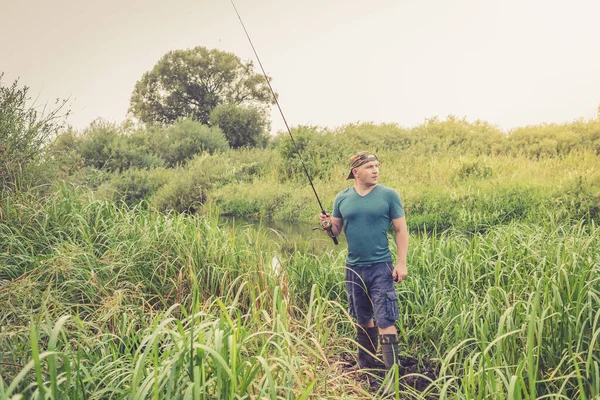 Hombre Pescando Orilla Del Río Pasatiempo Deportivo Aire Libre —  Fotos de Stock