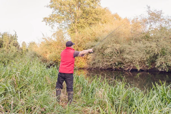 Pesca Sportiva Sul Fiume Pescatore Lancia Affrontare — Foto Stock