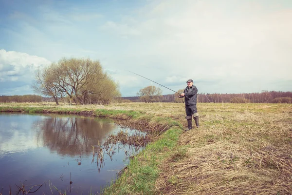 Fisher Una Chaqueta Con Una Caña Pescar Encuentra Orilla Del — Foto de Stock