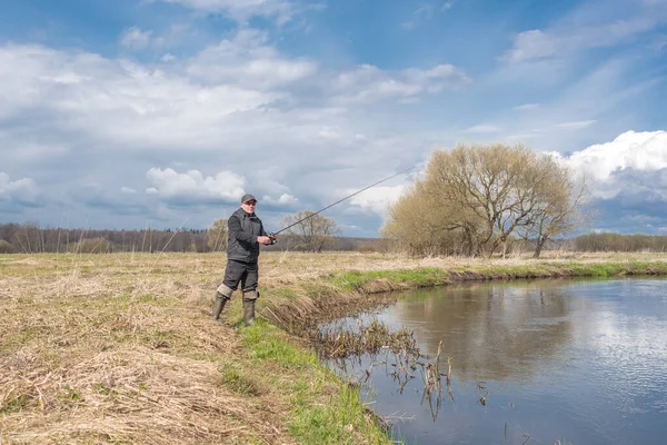 Φίσερ Σακάκι Καλάμι Ψαρέματος Στέκεται Στην Όχθη Του Ποταμού — Φωτογραφία Αρχείου