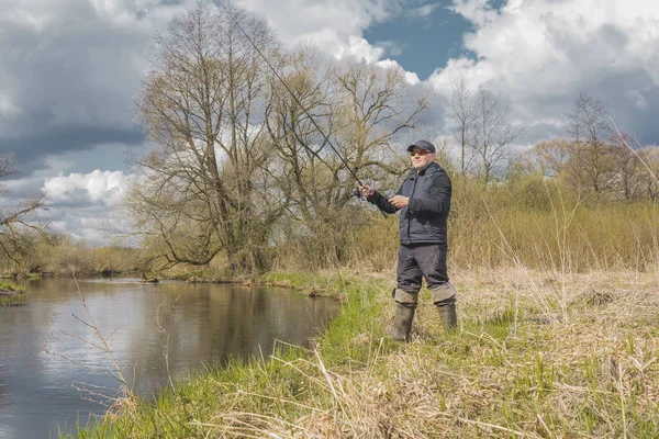 Hombre Está Pescando Una Barra Giratoria Orilla Hermoso Paisaje —  Fotos de Stock