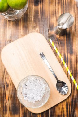 Kokteyl için buz ve ahşap bir masada cam içinde limon. Üst Manzara. Kokteyl yapıyorum..