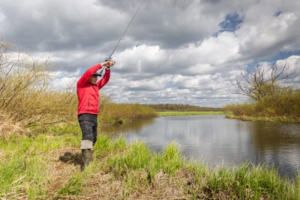 Pescador Una Chaqueta Roja Está Pescando Orilla Verde Del Río —  Fotos de Stock
