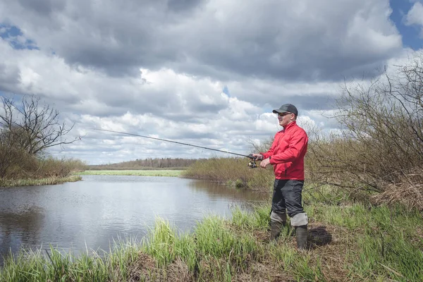 Fisher Con Una Caña Pescar Encuentra Orilla Del Río Hermoso —  Fotos de Stock