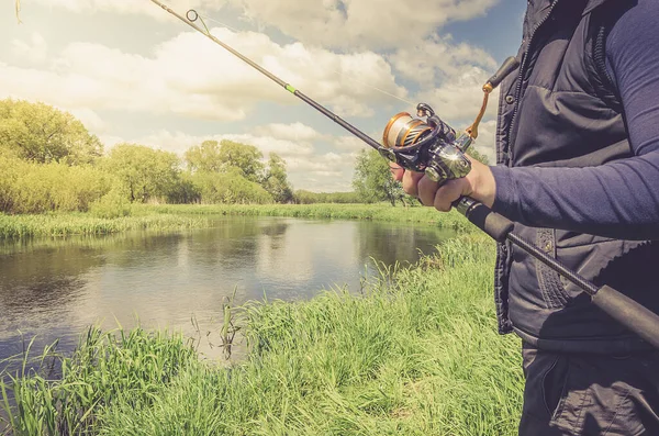 Pescador Con Caña Pescar Orilla Del Río Los Matorrales —  Fotos de Stock