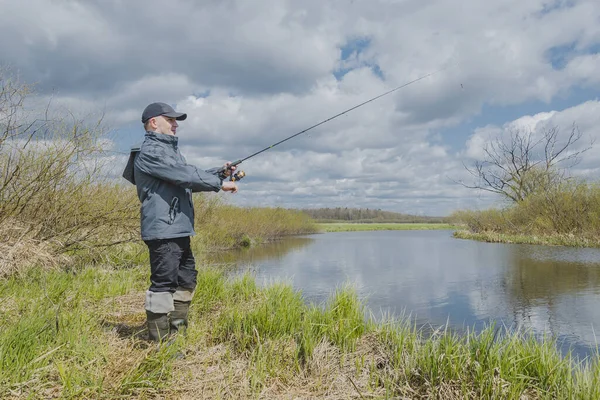 Pescador Lanza Una Varilla Giratoria Fondo Del Cielo —  Fotos de Stock