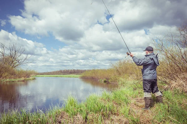 Pescador Una Chaqueta Lanza Una Barra Giratoria Orilla Del Río —  Fotos de Stock