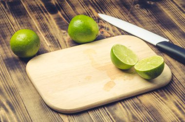 Tahtaya saplanmış bıçakla dilimlenmiş limonlar..