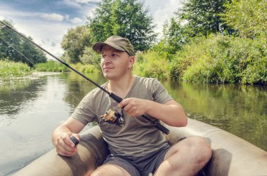 Elinde değnekle kayıktaki bir gencin portresi..