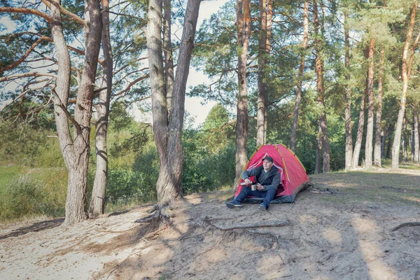 Tipo Sienta Cerca Tienda Bosque Camping Aire Libre —  Fotos de Stock