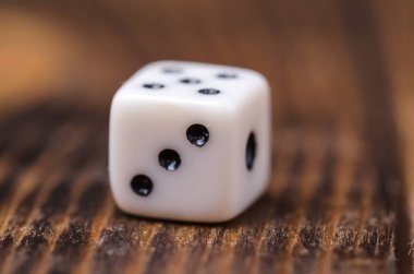 Tahta masadaki zarlar için beyaz zarlar. 