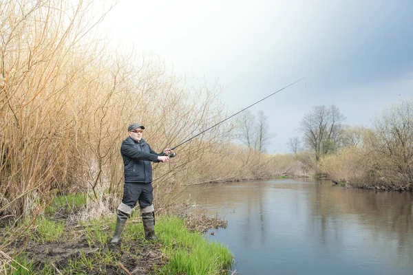 Pescador Tira Pez Con Una Barra Giratoria Pie Río Pasatiempo —  Fotos de Stock