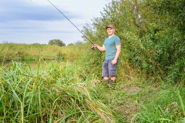 Joven Guapo Con Una Caña Pescar Orilla Del Río Deportes —  Fotos de Stock