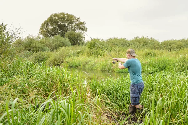 Pêcheur Lance Matériel Pêche Estivale Sur Rivière — Photo