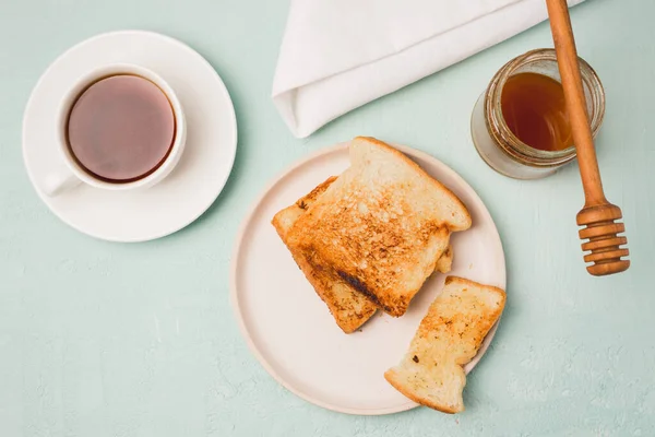 Tabakta Tost Bal Kavanozunda Kaşık Fincanda Kahve Kahvaltı Hala Hayattadır — Stok fotoğraf