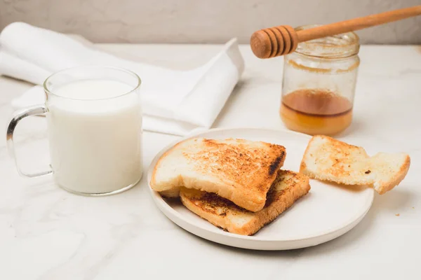 Croutons Για Πρωινό Μέλι Και Γάλα Λευκό Φόντο — Φωτογραφία Αρχείου