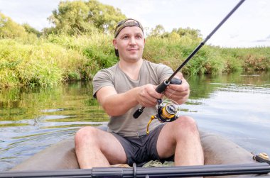 Elinde değnekle kayıktaki bir gencin portresi..