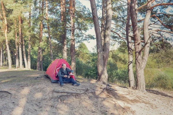 Tipo Sienta Cerca Tienda Bosque Camping Aire Libre —  Fotos de Stock
