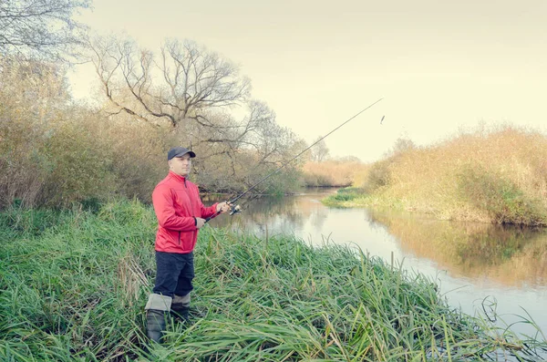 Pescador Lanza Línea Río Pesca Deportiva Día Soleado —  Fotos de Stock