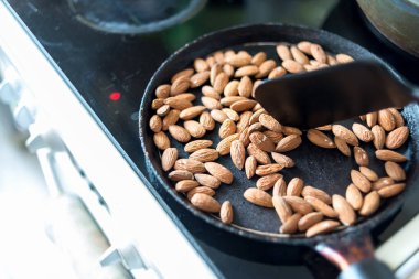 Fırında tavada kızarması için badem. Üst görünüm.