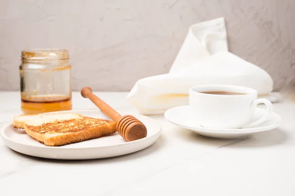 Croutons Para Café Manhã Com Mel Café Fundo Branco — Fotografia de Stock