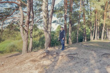 İnsan doğası fotoğrafçısı ormanda fotoğraf çekiyor.. 