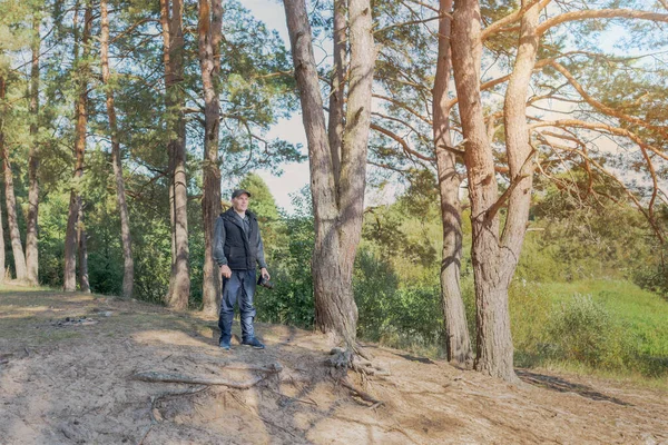 İnsan doğası fotoğrafçısı ormanda fotoğraf çekiyor.. 