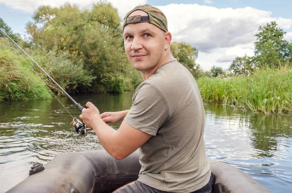 Porträt Eines Jungen Mannes Einem Boot Mit Einer Spinnrute Sonniger — Stockfoto