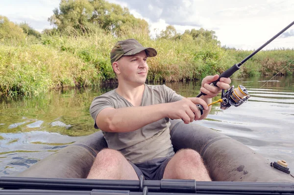 Portret Van Een Jongeman Een Boot Met Een Draaiende Roede — Stockfoto