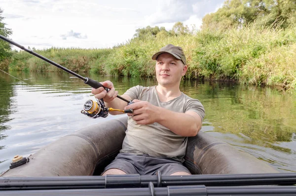 Jovem Pescador Barco Com Uma Vara Pesca Pesca Feliz Dia — Fotografia de Stock