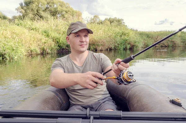 Elinde değnekle kayıktaki bir gencin portresi..