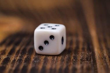 Tahta masadaki zarlar için beyaz zarlar. 