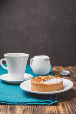 Yuvarlak kek, kahve ve kremalı tatlı..