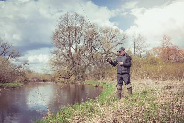 Uomo Sta Pescando Una Canna Spinning Dalla Riva Bellissimo Paesaggio — Foto Stock