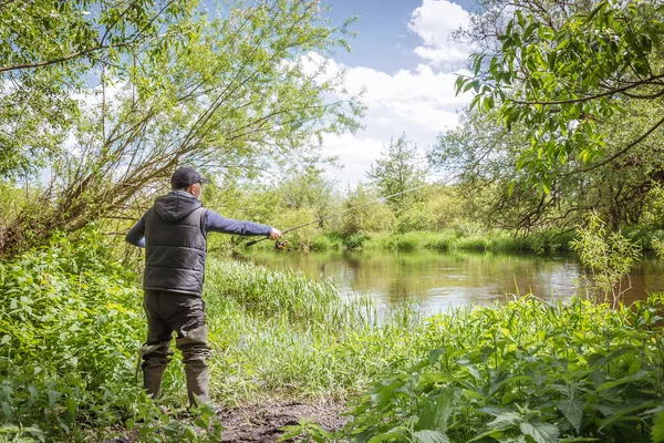 Pescatore Sulla Riva Del Fiume Con Una Canna Pesca Mano — Foto Stock