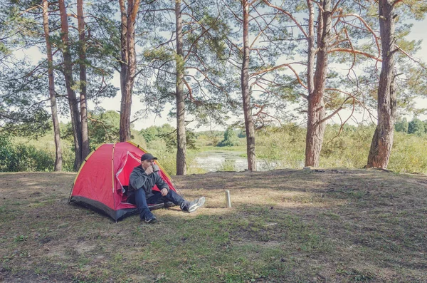 Ormandaki Çadırda Elinde Fincanla Oturan Bir Adam Açık Havada Kamp — Stok fotoğraf